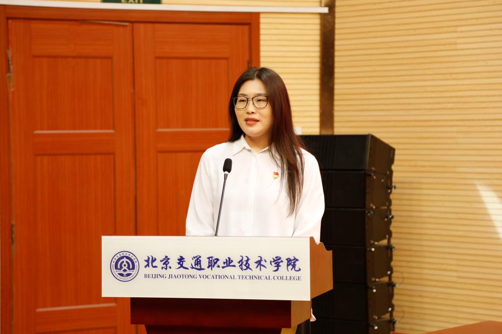 校长刘建新同志主持