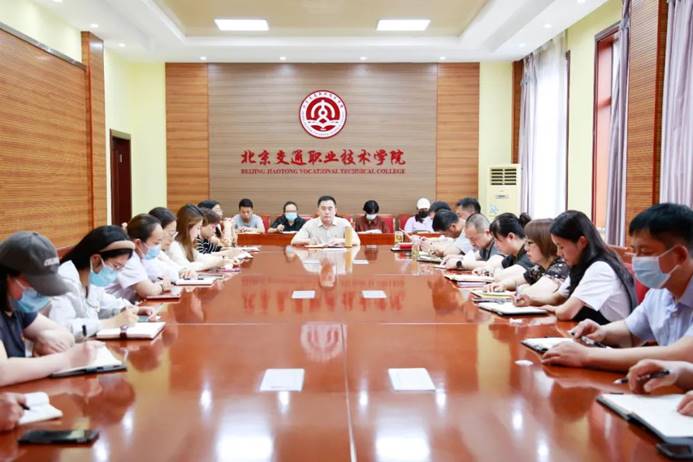 会议由李大泳副院长主持