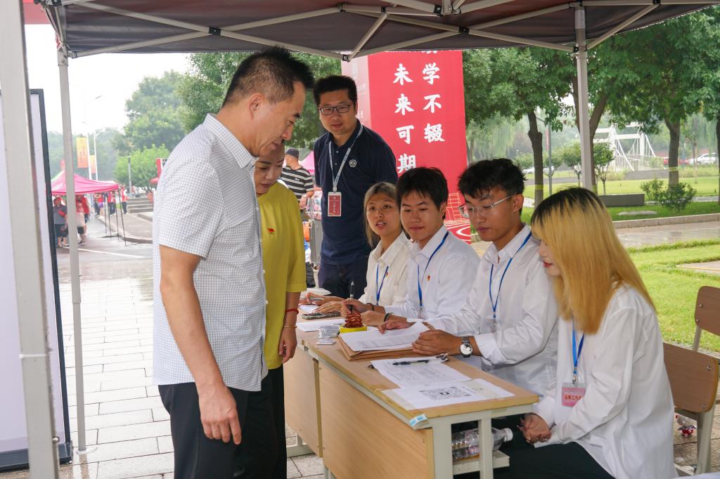 激励着每一位新同学