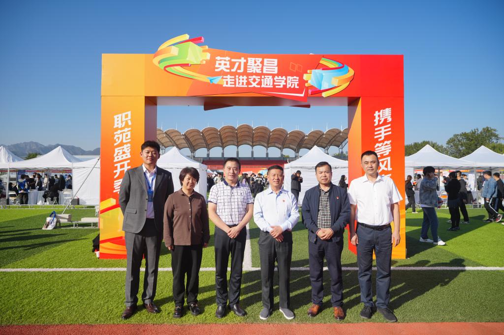 毕业生们与企业代表面对面交流