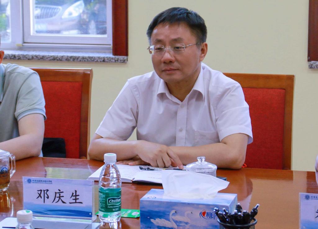 我校党委副书记