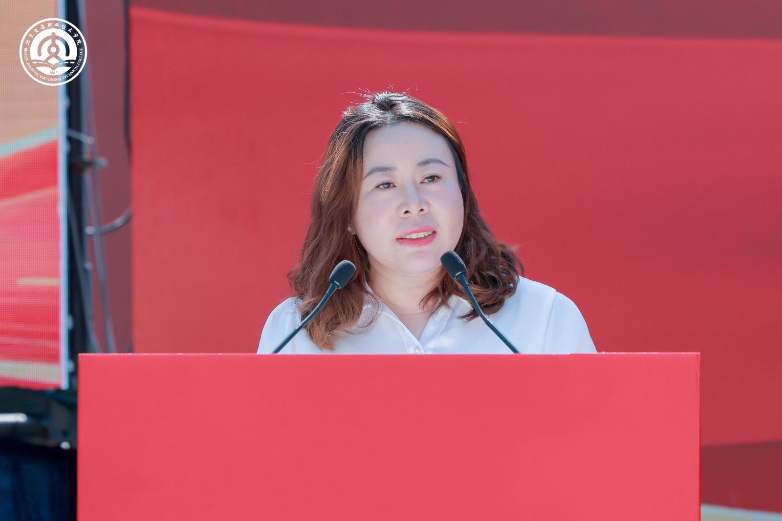 任课教师及班主任共同见证这一重要时刻