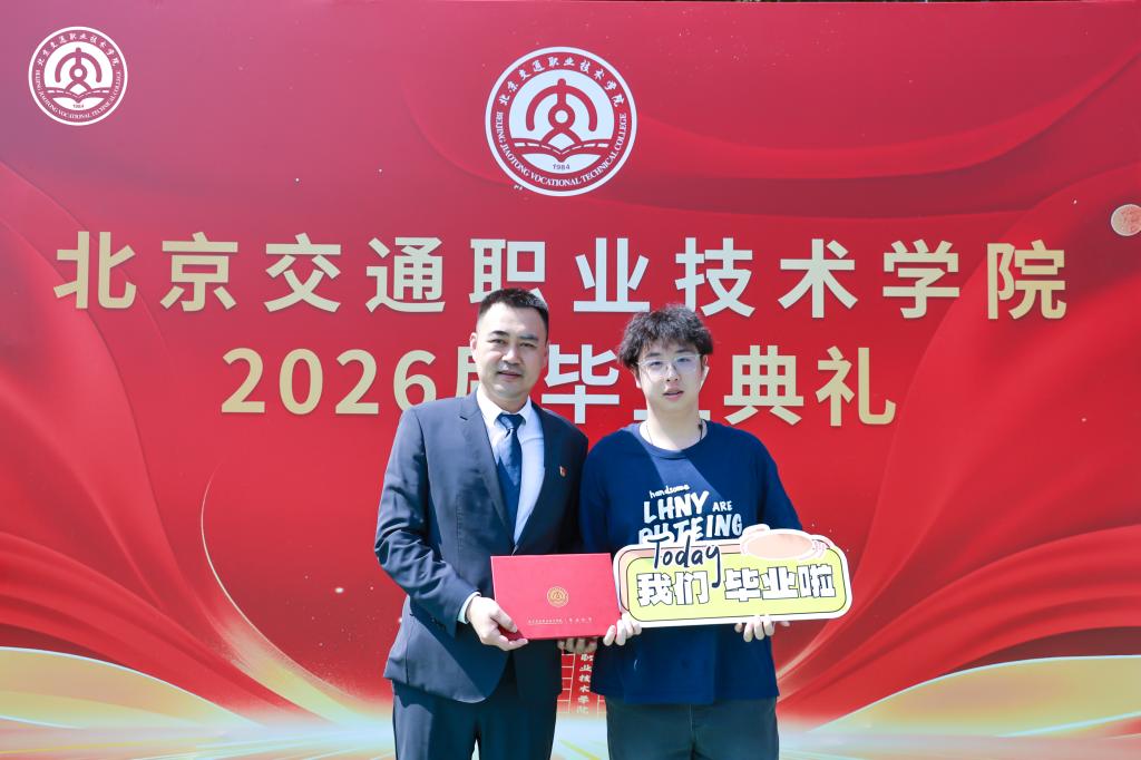 班主任代表路桥系李伟燃先后送上临别寄