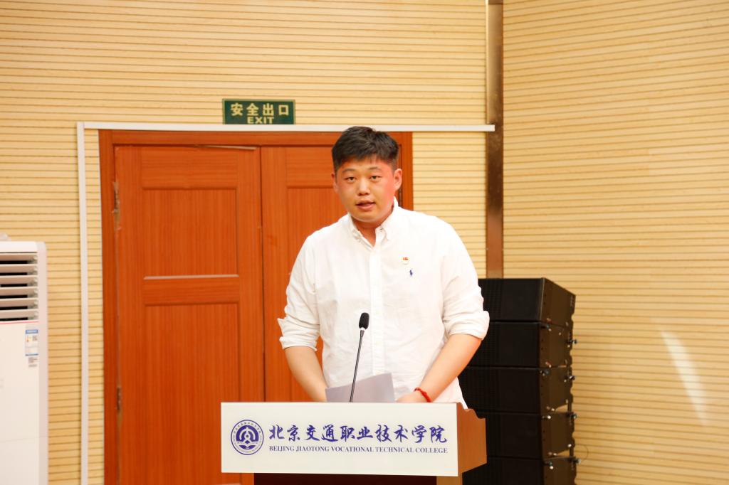 全体党员齐聚一堂