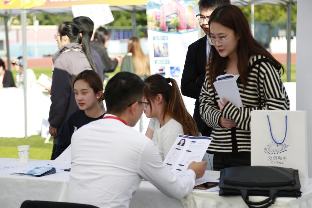 毕业生共计一千余人到场参会