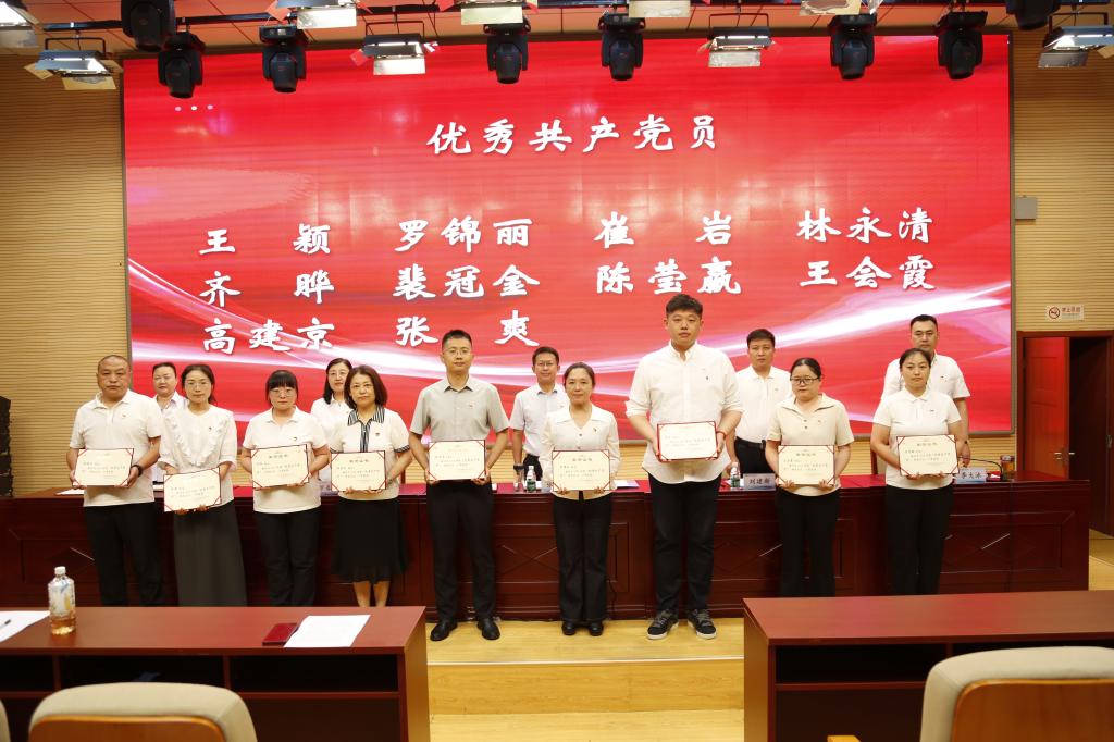 凝聚奋进力量