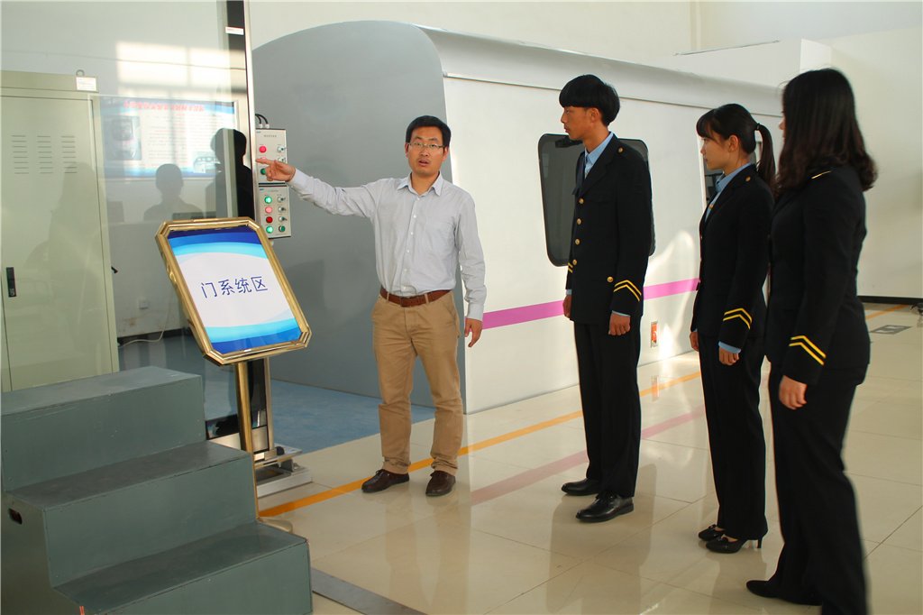 典礼在庄严的国歌声中拉开帷幕