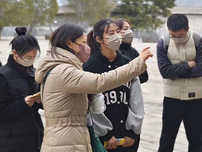 任课教师及班主任共同见证这一重要时刻